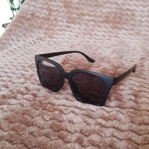 Svarta solglasögon - Solglasögon med matt svarta bågar och svart glas