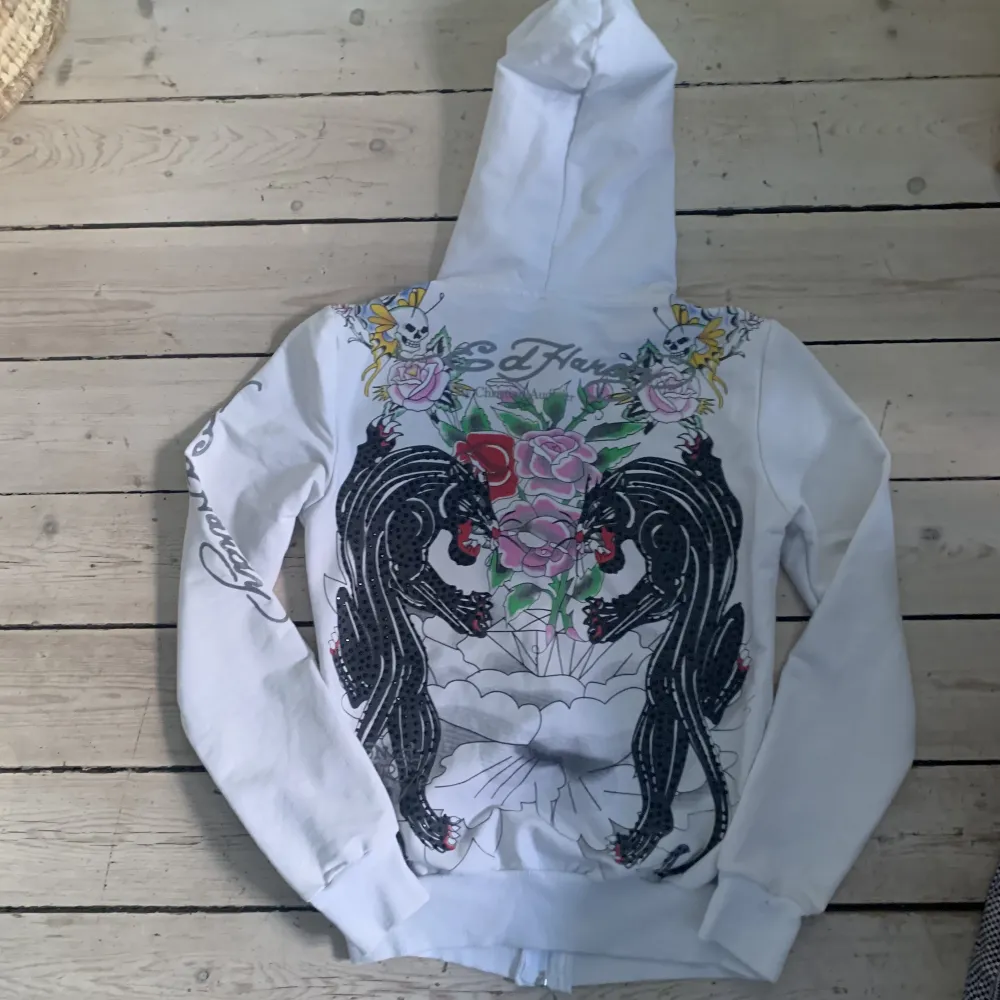 Hej! Säljer nu denna feta ed Hardy tishan. Den har stort snyggt tryck på ryggen och mindre där fram. Rhinestones också. Den är i bra skick skriv om ni undrar över något eller är intresserade.. Hoodies.