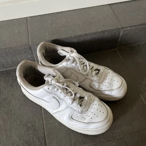 Air force 1 - Säljer mina air force 1 då jag inte använt dom på länge! Storleken är 42,5 