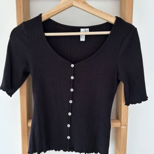 Topp från Other Stories  - Svart topp från Other Stories. Använd fåtal gånger. 