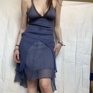 Blå älva-klänning - Så jävla fin men för liten i tuttarna för mig nu för tiden. Dragkedja i sidan. 100% siden 