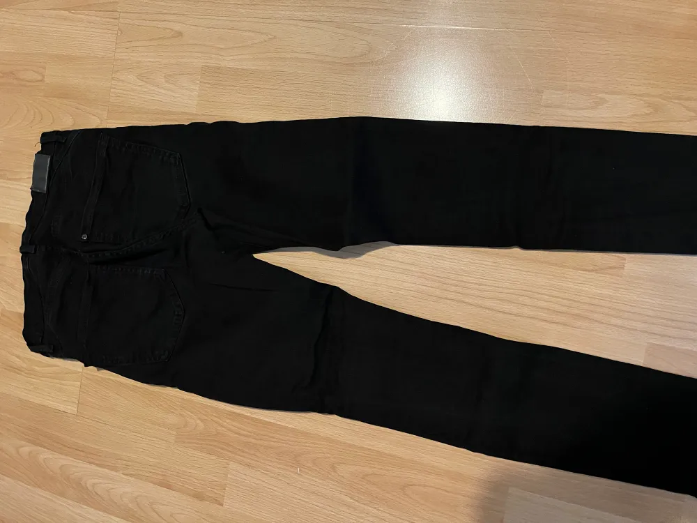Jeans i svart färg med högmidja, shaping. . Jeans & Byxor.