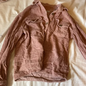 Rosa skjorta - I storlek 146-152