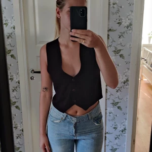 Snygg Väst - Köpt från secondhand. Aldrig använd. Skulle säga att den är i strl S, lite tajt över brösten är den men annars sitter den relativt rymligt. 💐💐