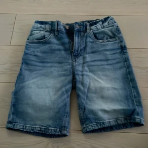 Shorts - Blåa jeansshorts från lindex, perfekta för sommaren.