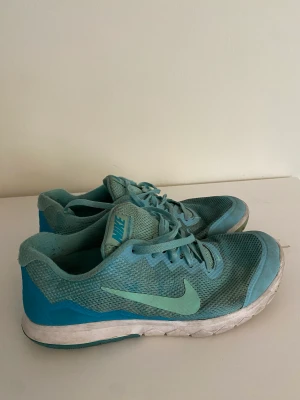 Skor Nike - Träningsskor från Nike. Turkosa. Pm för mer info. Tappat lite färg/lite smutsiga men går ev att tvätta