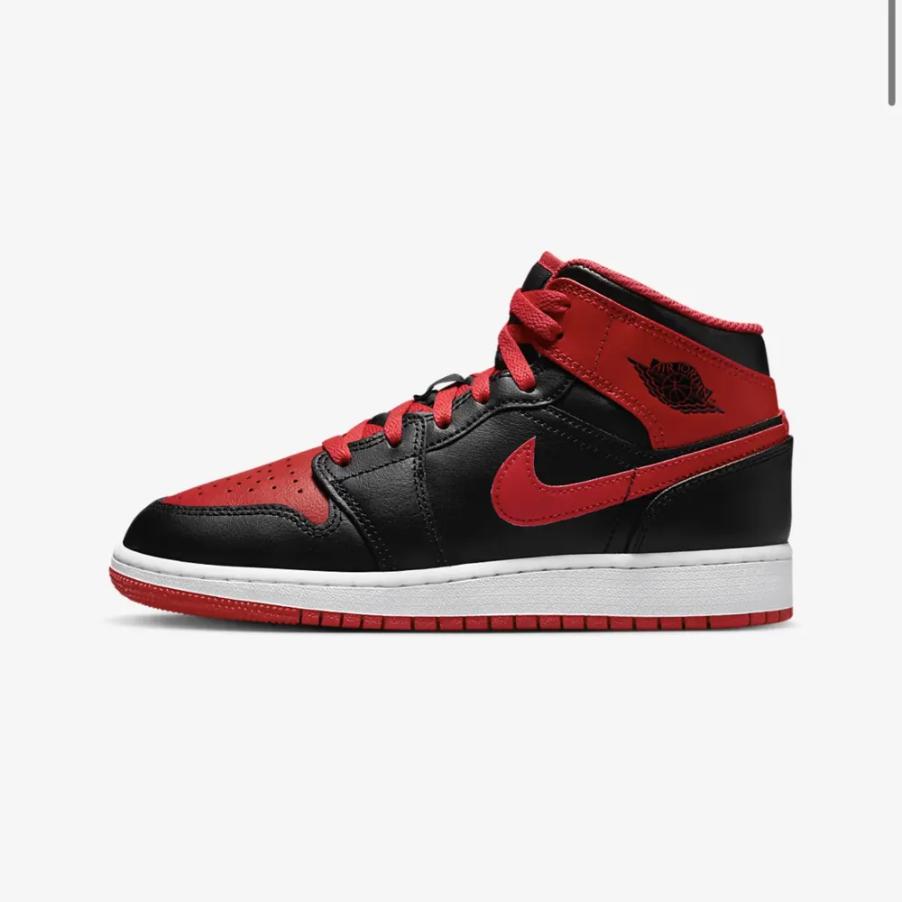 Säljer mina Nike Jordan 1 Mid Stl 37,5 Näst intill oanvända, väldigt gott skick. Äkta givetvis - Köpta på footlocker Skriv för egna bilder . Skor.