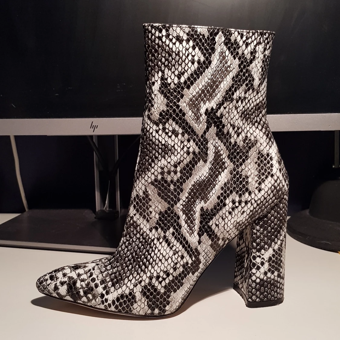 Klackskor i ormimitation