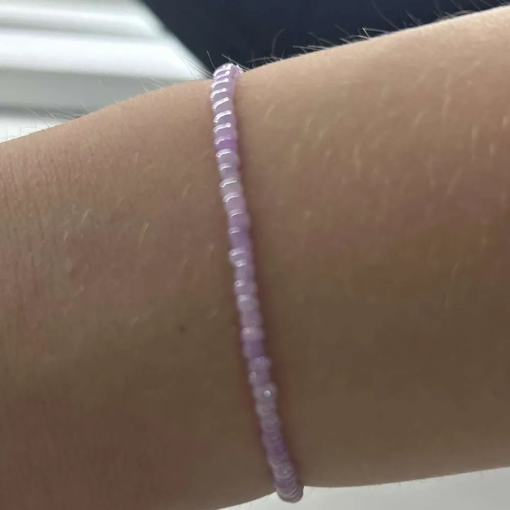 Ett ljuslila armband i storlek S men fins också i andra storlek om de fins inresse, finns de frågor är de bara att kontakta oss!💕💗. Accessoarer.