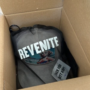 Revenite Platinum Dawn Velvet keps, Limited - Säljer en ny och ouppackad ljusgrå keps från Revenite i modell Platinum Dawn Velvet Cap. Såldes endast i 1000 exemplar. 