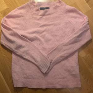 Säljer denna rosa stickade tröja från vero Moda i storlek xs då den är för liten, fint skick💗