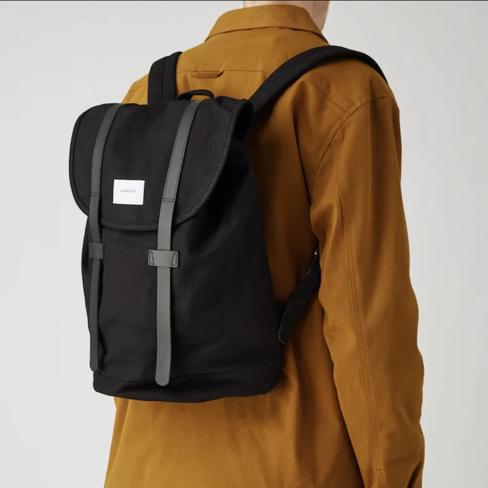 Säljer denna ryggsäck från Sandqvist i modellen Stig, använd endast ett par gånger. Läderdetaljerna är äkta läder. Säljer då den inte används :)  Kan fraktas men får gärna också upphämtas i Västerås💖. Väskor.