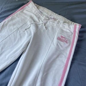 Vita Lonsdale byxor! - Så söta Y2k lonsdale mjukis byxor som är också lågmidjade!!!🩷Storlek M! Använd köp nu funktionen❤️