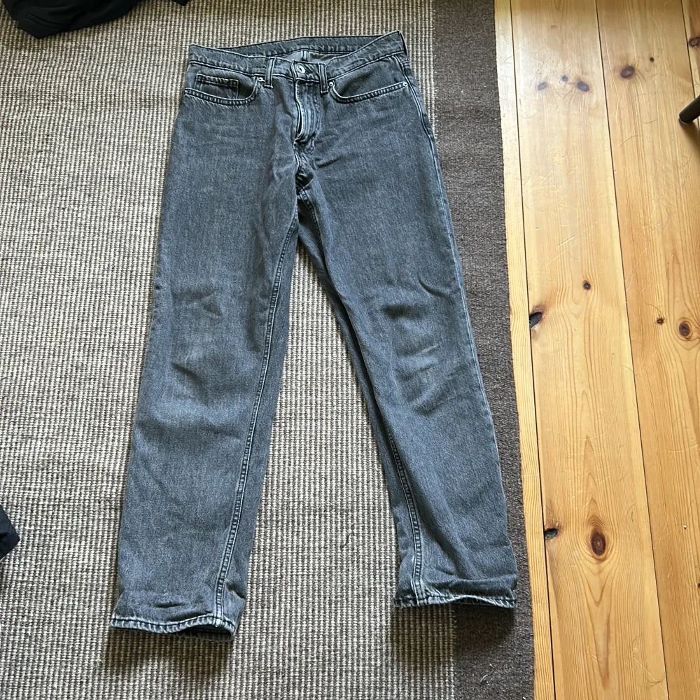 Ett par svarta baggy jeans  Använda typ 3 gånger Säljer för jag har växt ur dem Kan mötas upp runt Hudiksvall . Jeans & Byxor.