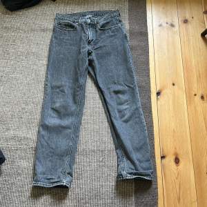 Ett par svarta baggy jeans  Använda typ 3 gånger Säljer för jag har växt ur dem Kan mötas upp runt Hudiksvall 
