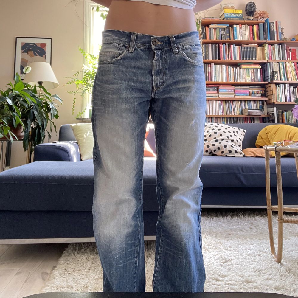 Loose jeans som sitter snyggt på höften och har coola fickor🩷 midjemått: 83cm och innerbenslängd: 87cm. Jeans & Byxor.