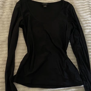 topp - svart långärmad topp i glansigt tränings-aktigt material