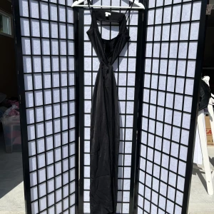 Svart lång klänning - Använd en gång :) öppen i midjan och i rygg 