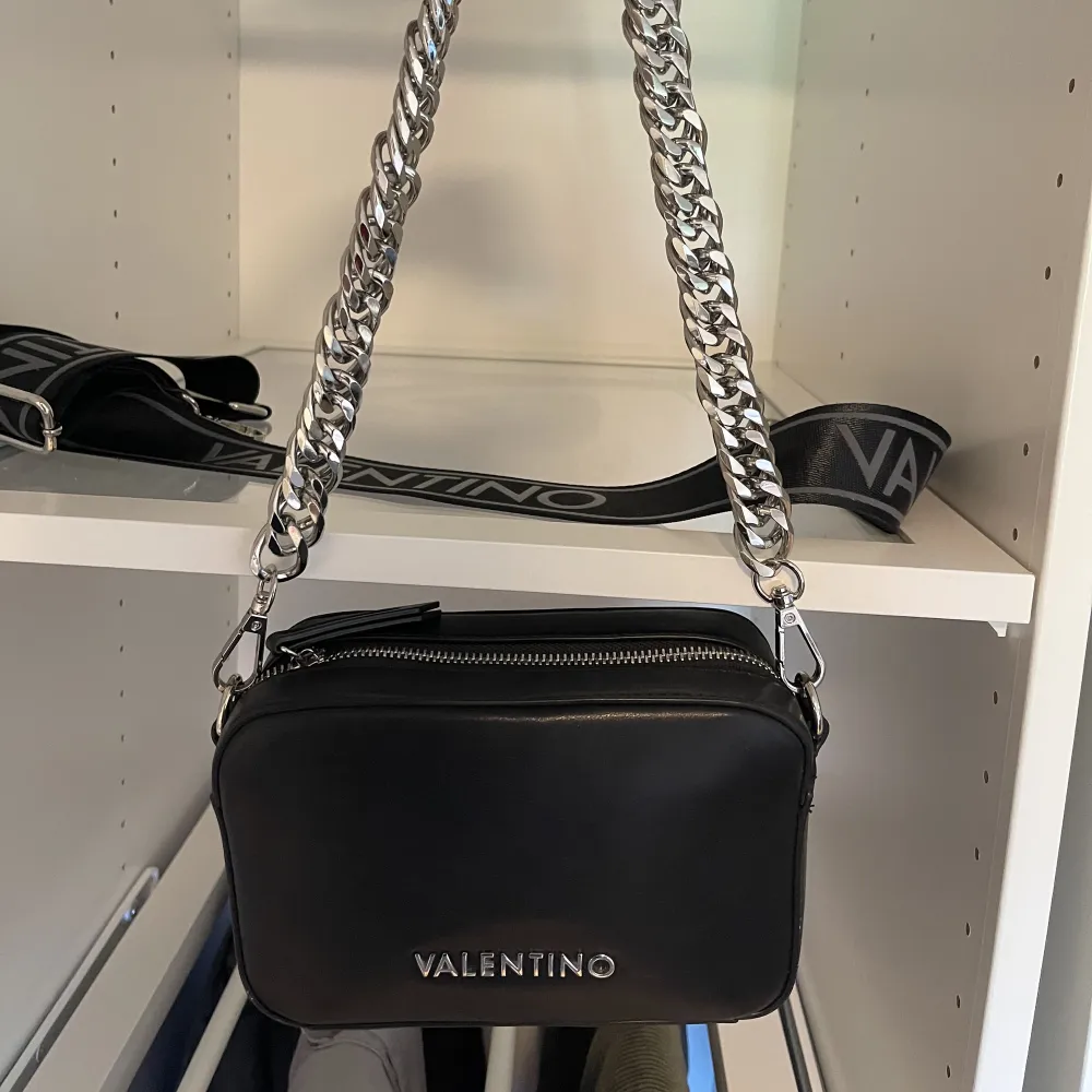 Säljer denna axelremsväskan då den inte kommer till användning längre😇 Med väskan tillhör ett brett band och ett silvrigt metallband.. Väskor.