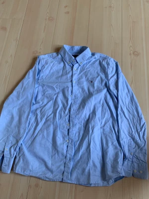 Ljusblå Gant skjorta - Ljusblå Gant skjorta i storlek 170, ändats använd 4 gånger så den är i mycket fint skick 