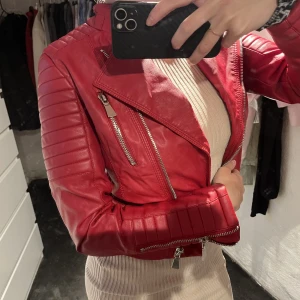 Skinn jacka - Fin röd skinnjacka från chiquelle