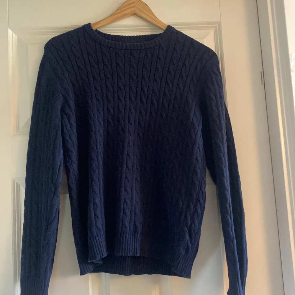 Superfin Cable-knit tröja från Lindex som säljs pågrund av att den inte passar mig. Superskick och inte nopprig alls. Väldigt sparsamt använd💘💘. Stickat.