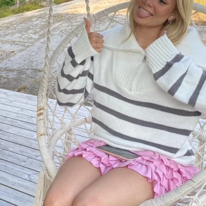 Randig stickad tröja  - Randig stickad tröja med zip krage, så gullig nu till sommaren 💓