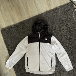 The north face windbreaker - Jättebra skick/nyskick  Använd ett par gånger, stl youth/junior, Passar S och M. Pris kan diskuteras!