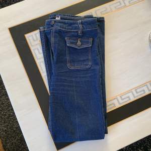 Super coola jeans som tyvärr är alldeles för små för mig. Säljs inte längre. Pris plus frakt. (Tryck gärna på köp nu) ❤️