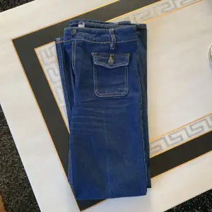 Super coola jeans som tyvärr är alldeles för små för mig. Säljs inte längre. Pris plus frakt. (Tryck gärna på köp nu) ❤️