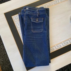 jeans  - Super coola jeans som tyvärr är alldeles för små för mig. Säljs inte längre. Pris plus frakt. (Tryck gärna på köp nu) ❤️