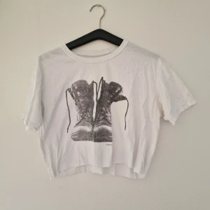 Avklippt t-shirt - Ha fötterna närmre huvudet. Avklippt t-shirt med tryck.