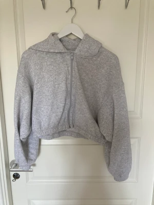 H&M kofta - En jättefin grå kofta som är använd väldigt många gånger så är ganska urtvättad den är croppad och man kan sätta i ett band för att spänna in midjan som man får med💞