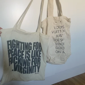 2 för 50kr!!! - Tygkassar med printad text, använt skick. 2 för 50kr!! Annars 30kr/st.