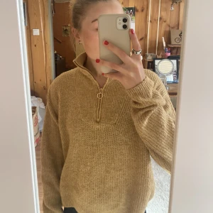 Beige stickad tröja - Kunden står för frakt 🚚 