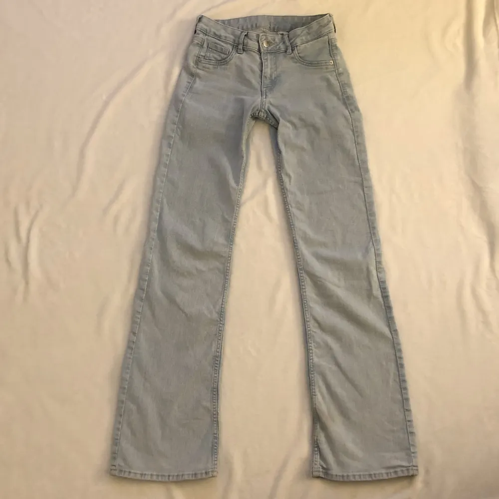supersnygga ljusblåa lågmidjade jeans i strl 34 💕fraktar eller möts upp i Stockholm, helst söder! pris kan diskuteras, skriv för fler bilder💓 den andra bilden är lånad!!. Jeans & Byxor.
