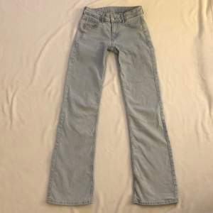 supersnygga ljusblåa lågmidjade jeans i strl 34 💕fraktar eller möts upp i Stockholm, helst söder! pris kan diskuteras, skriv för fler bilder💓 den andra bilden är lånad!!