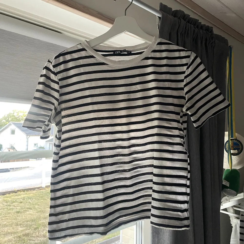 Säljer denna t-shirt ifrån zara.  70kr + eventuell frakt🌟. T-shirts.