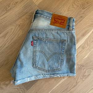 Säljer mina jeansshorts Levis 501 i storlek W26. Fint skick! 💙 Nypris: 669kr 