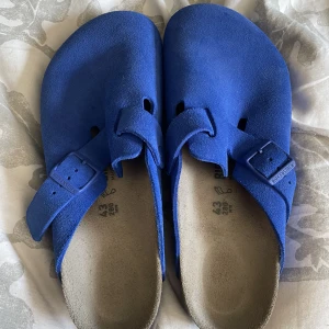 Birkenstock Boston Ultra Blue size 43 - Tjena! Säljer ett par Birkenstock Boston som tyvärr inte passade mig. Köptes sommaren 2022 och användes några ynka gånger. Väldigt bra skick vill jag säga!