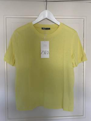 Gul T-shirt från Zara, oanvänd! 