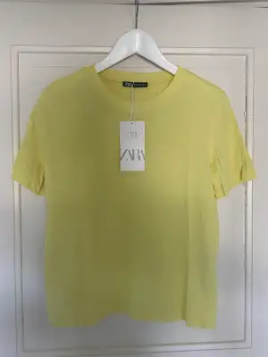Gul T-shirt från Zara, oanvänd! 