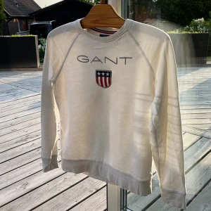 Gant sweatshirt  - Vit swatshirt från gant, storlek 158/164, välvårdad, liten defekt (se bild 2), pris kan diskuteras vid snabb affär. 