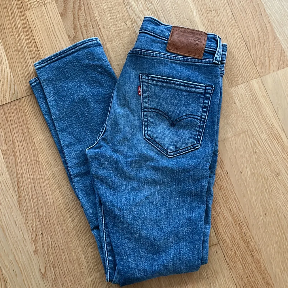 Blåa Levis jeans 512, storlek W29/L32, inga tecken på användning och väldigt fint skick!. Jeans & Byxor.