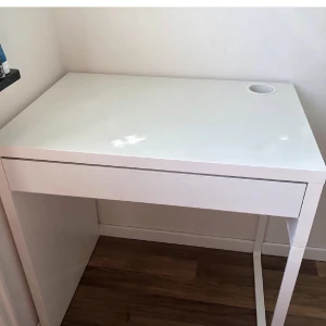 Sminkbord  - Säljer ett klassiskt vitt sminkbord från Ikea! Den är i gott skick, lagom med utrymme inuti men också på byrån. Mått på sminkbordet är 73X50. + lådor (vid intresse) ( Pris: 800 kr. Finns att hämta hos mig i Göteborg! Skriv till mig för intresse :) 