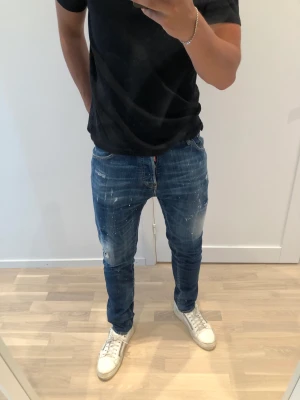 Dsquared2 Jeans - Dsquared2 jeans köpta på farfetch för typ 2 år sedan, varsamt andvända. Storlek: 48 Nypris: 5099 kr Pris:999 + Frakt Kvittot finns såklart! Betalning sker via swish, skriv om ni har frågor! 