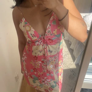 Sommarklänning  - Klänning i satin, perfekt för sommaren!! Använt 2 gånger därför måste jag tyvärr sälja den ☺️🌼💘