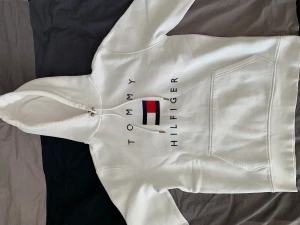 Tommy hilfiger hoodie - Tommy Hilfiger Hoodie, OBS kolla sista bild, liten defekt, annars mycket bra skick 
