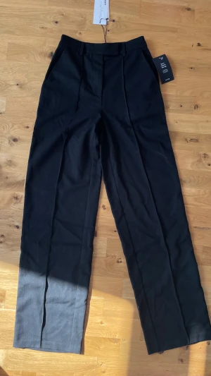 Kostymbyxor - Högmidjade kostymbyxor från Na-kd. Aldrig använda, perfekt skick! Utan defekter! 