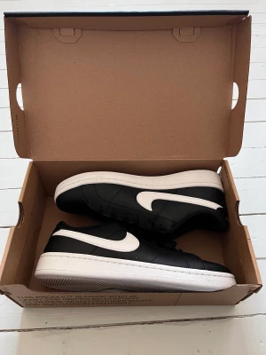 Nike Court Royale 2 Next Nature - Små i storleken, Helt oanvända Passar både kvinnor och män Skit snygga men passa tyvärr inte 